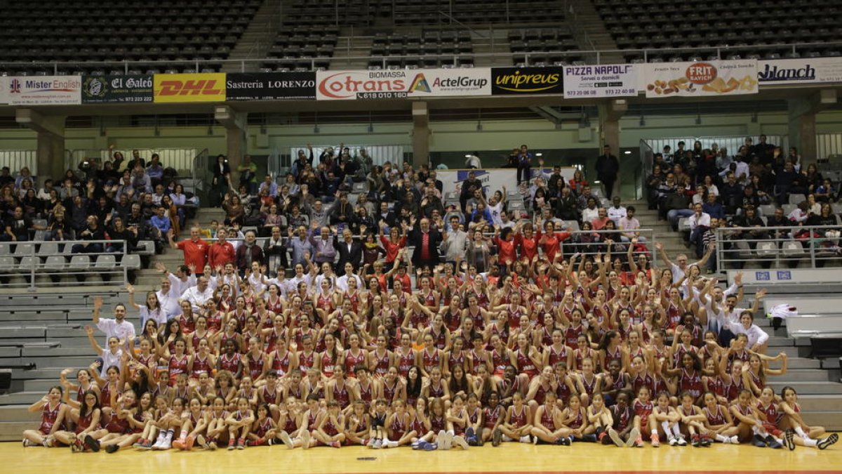 El Club Bàsquet Lleida presenta al Barris Nord els seus quinze equips federats, que aglutinen més de dos-centes jugadores