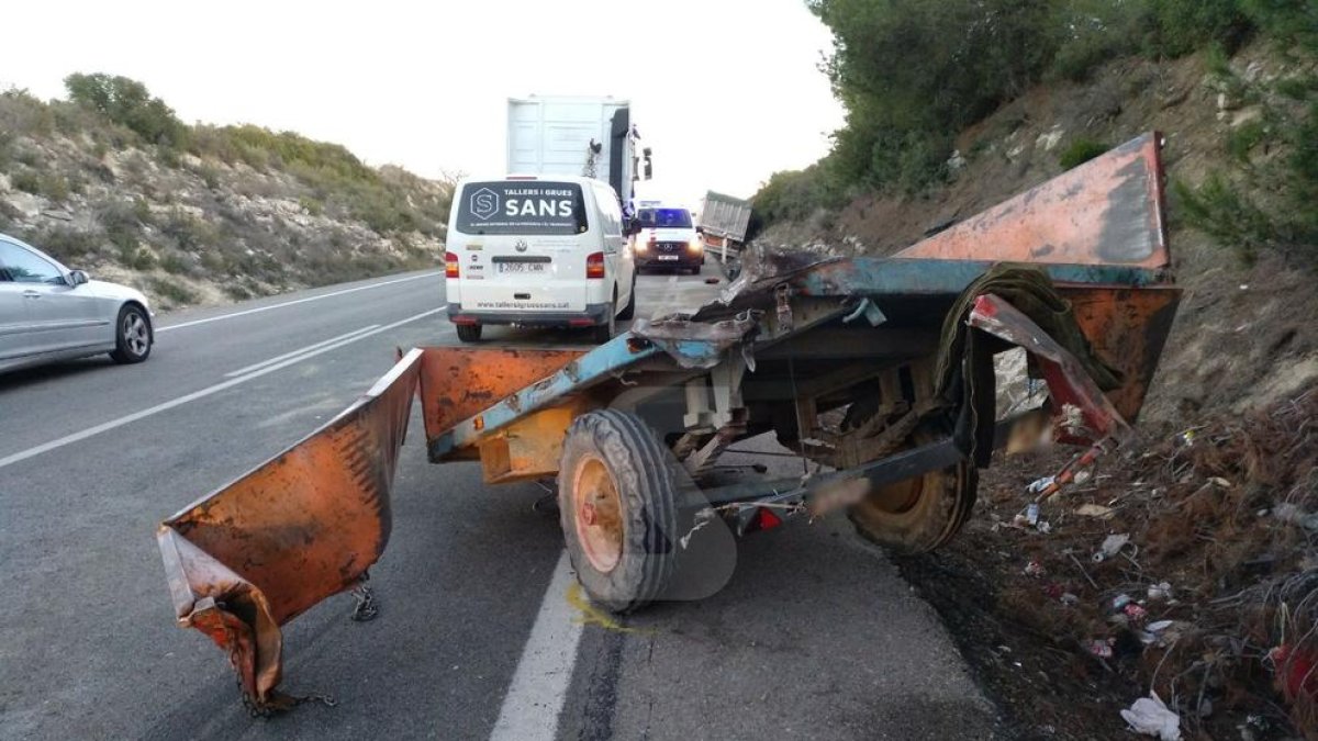 El remolc del tractor que conduïa el ferit, amb el camió implicat en l'accident al fons de la imatge.