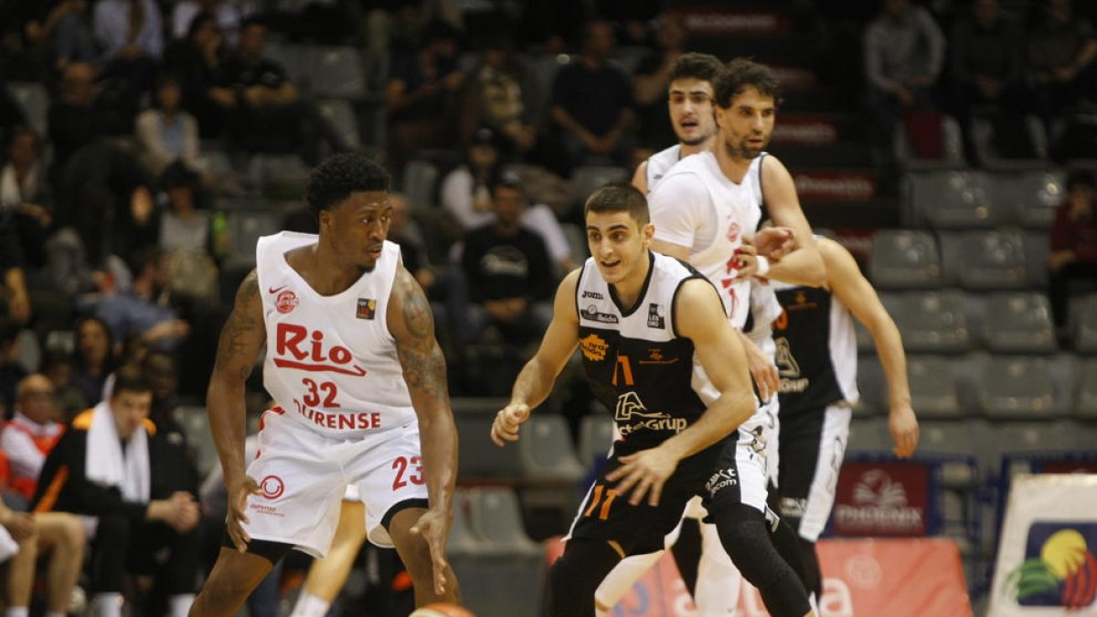 Reggie Johnson intenta escapar-se de la pressió de Rubín de Celis.