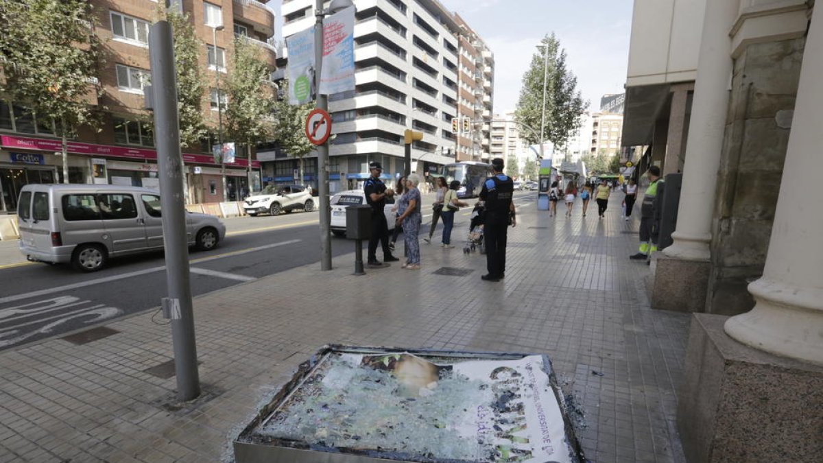 Un coche chocó ayer contra una valla en la avenida Catalunya.