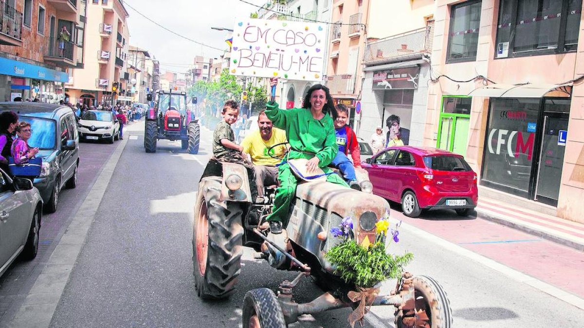 La desfilada va incloure un comiat de soltera en què la nòvia, sobre el tractor, demanava la benedicció.