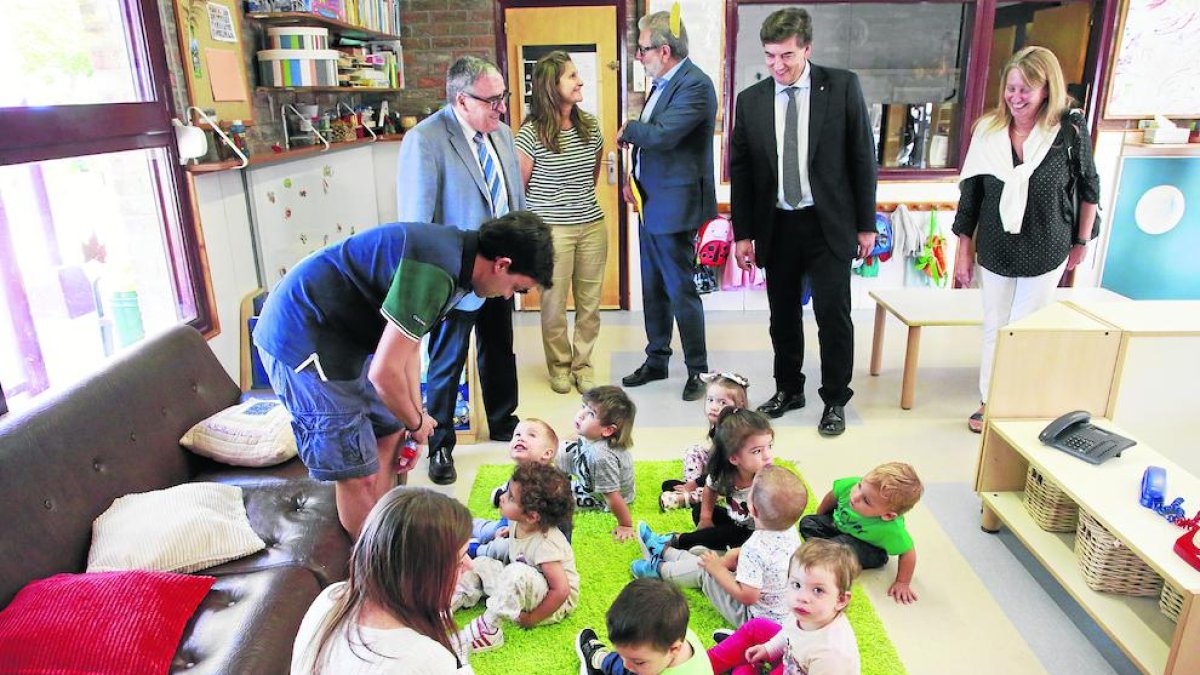 L’alcalde i el delegat d’Ensenyament, a l’escola bressol dels Magraners el primer dia d’aquest curs.