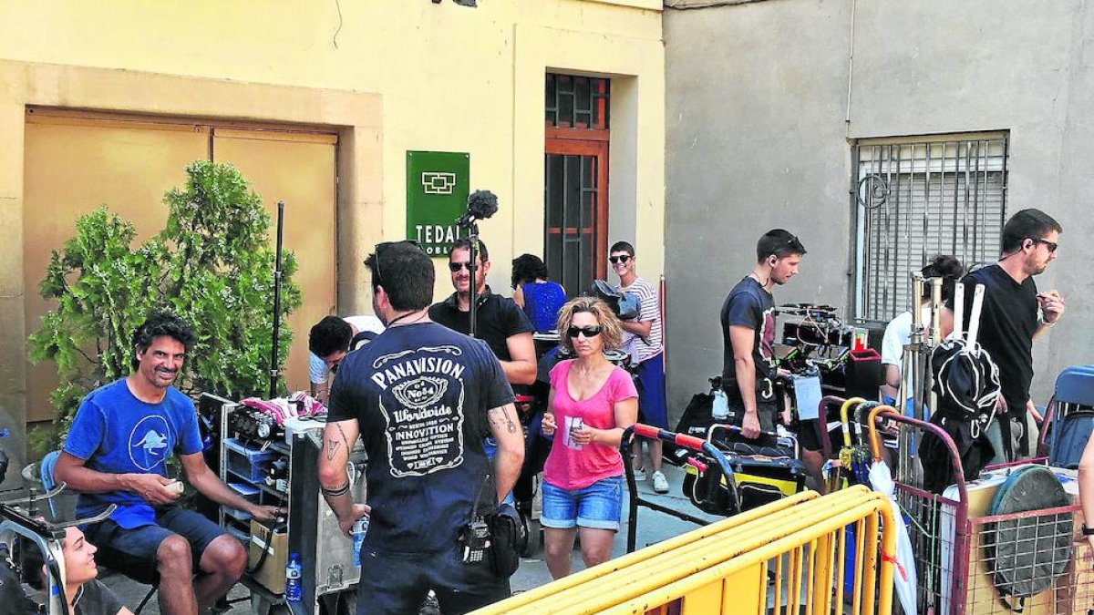 Un momento del rodaje ayer martes en la plaza de la Església.