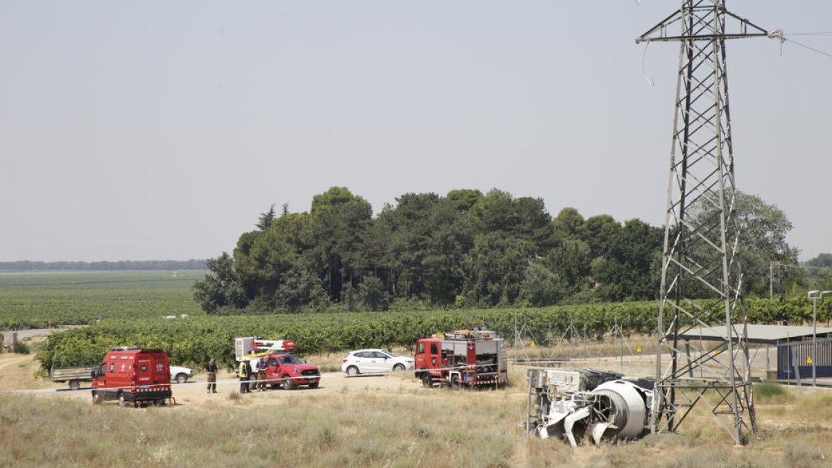 Vista del camió bolcat contra la instal·lació elèctrica, en el punt quilomètric 7 de l’L-802.