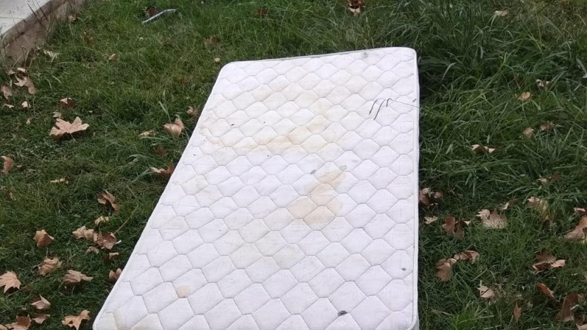 Residus en una plaça al costat d'Onze de Setembre