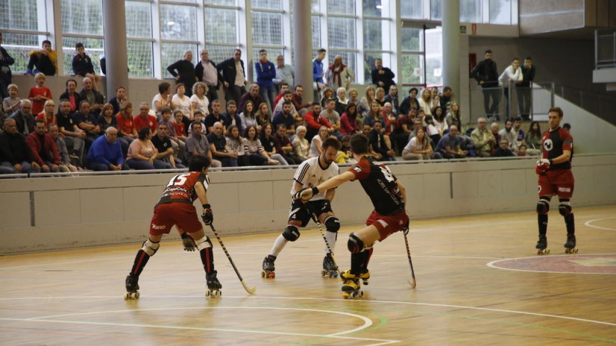 Un jugador de l’Alpicat intenta superar dos rivals.