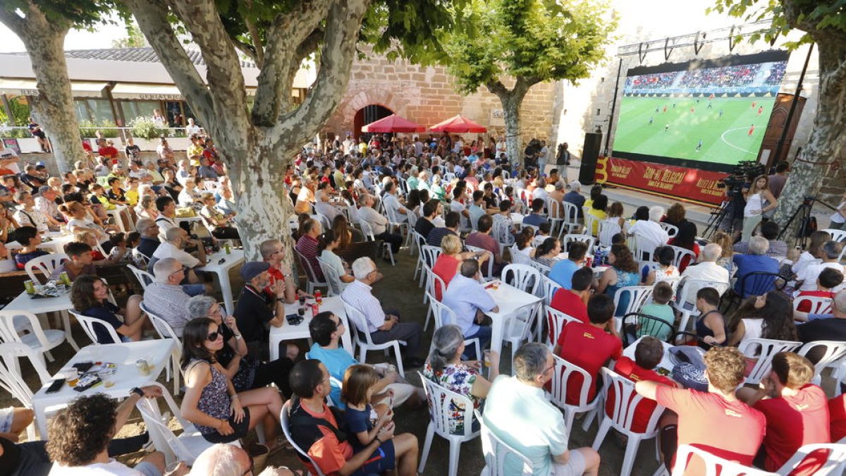 La plaza Sant Domènec estuvo abarrotada de gente para animar a la Bélgica de su ilustre vecino Robert Martínez.