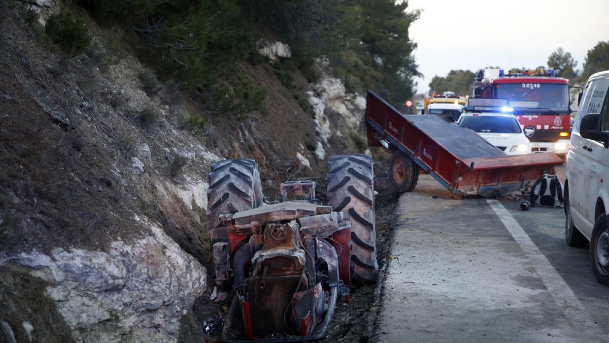 Vista de l’estat en el qual va quedar el tractor després de la col·lisió ahir a l’N-240 a Vinaixa.