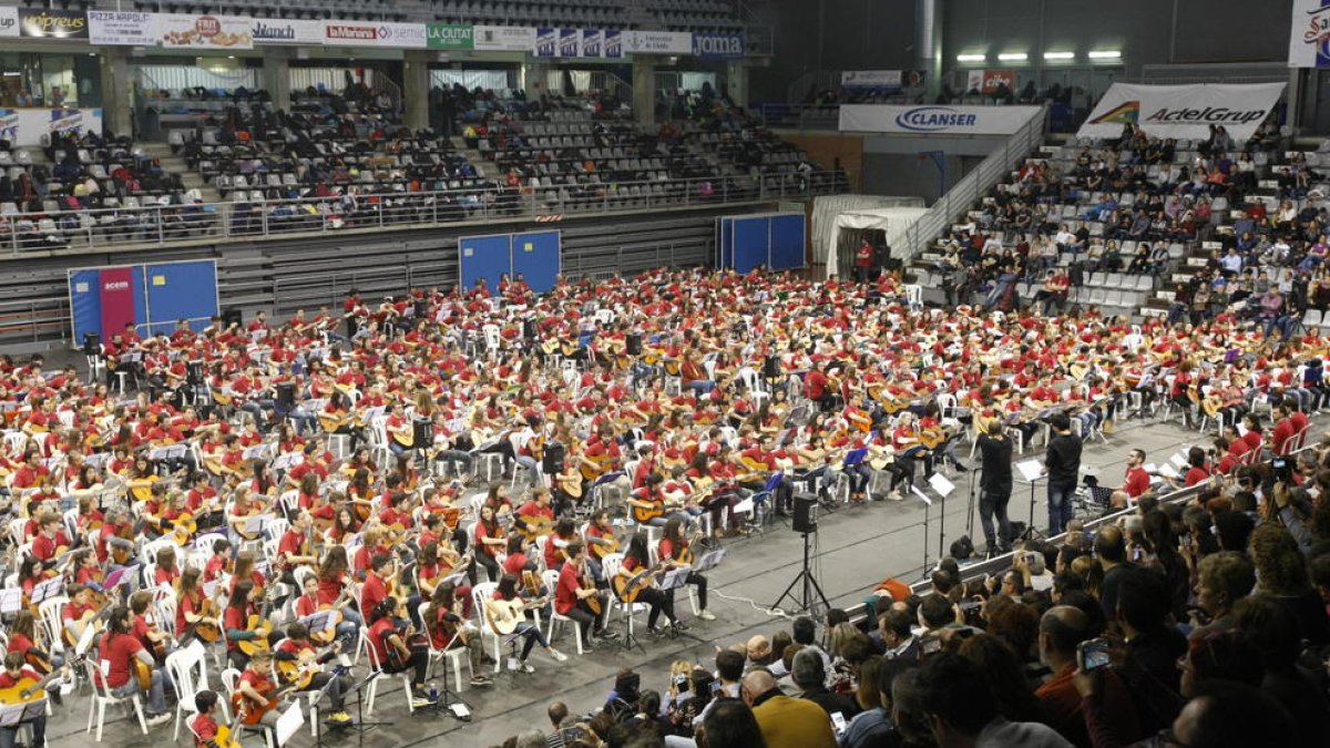 La pista del pavelló d’esports Barris Nord de Lleida es va transformar en un auditori per a un recital de 800 guitarristes.