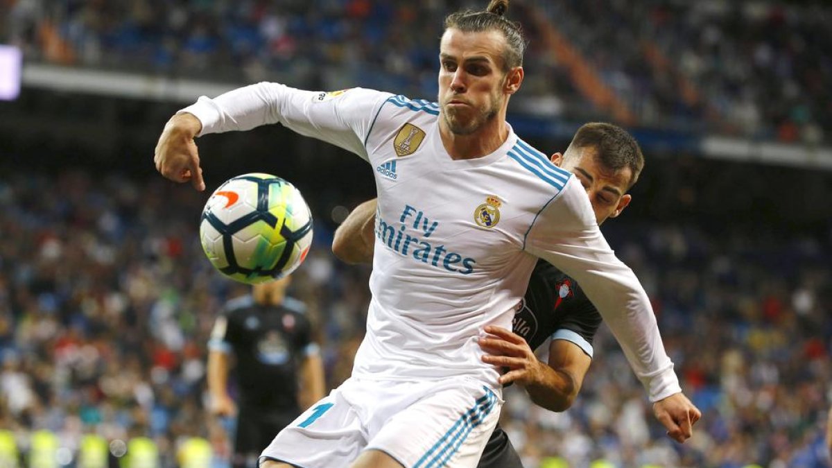 Bale pugna amb el cèltic Jonny en una acció del partit.