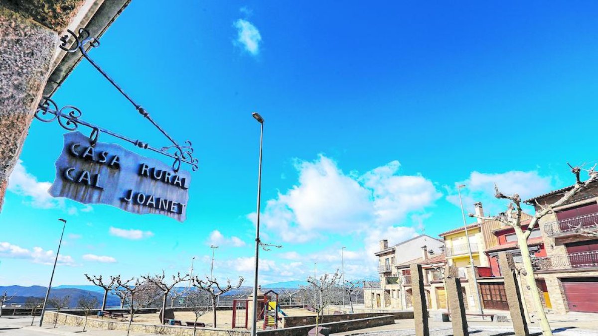 Vint-i-cinc cases en 15 anys i sense sòl per a més - Veïns de l’antiga Tiurana han construït en 15 anys les 25 cases que conformen el poble actual. Amb el sòl urbanitzable esgotat, el municipi prova de reformular un antic projecte residencia ...