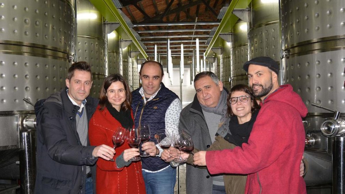 Els impulsors de Gra de Sorra, brindant ahir amb el cupatge de varietats dels tres cellers.