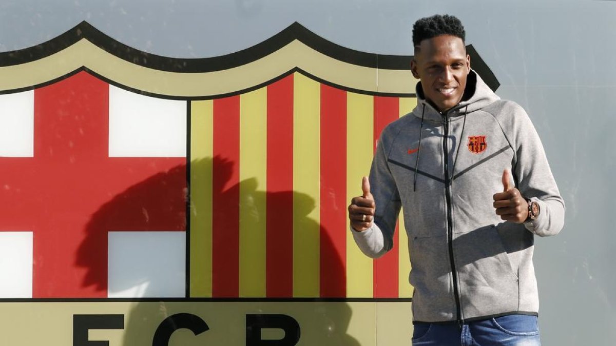 Yerry Mina, ahir a les instal·lacions del FC Barcelona, on es va fer la tradicional foto amb l’escut.