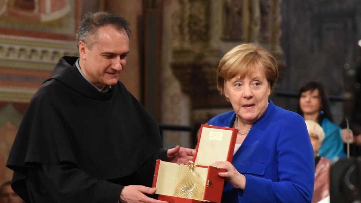 Merkel va rebre el llum a la basílica de Sant Francesc.