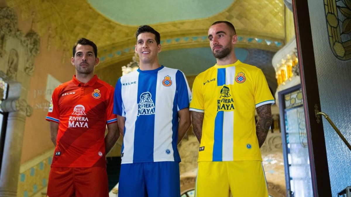 Víctor Sánchez, Darder y Javi López, con las nuevas camisetas.