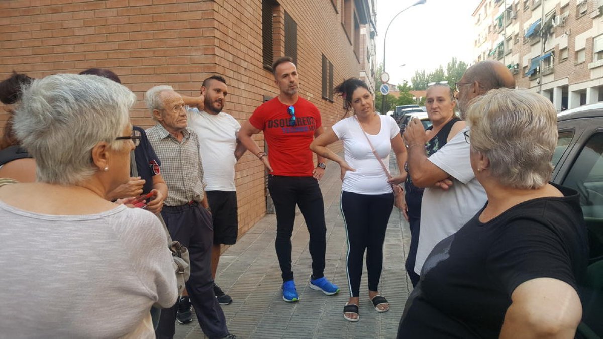 Algunos de los vecinos que se reunieron ayer para denunciar el mal estado de sus viviendas.