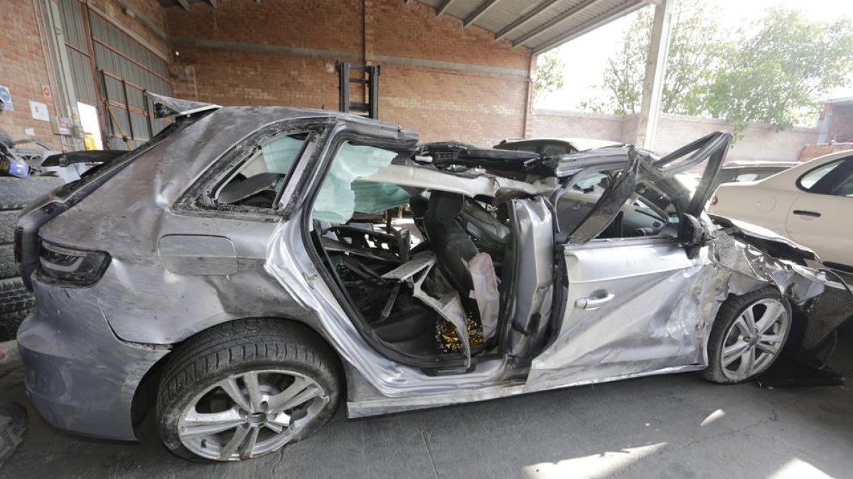 El coche en el que viajaban los cinco jóvenes, después de salirse de la vía.