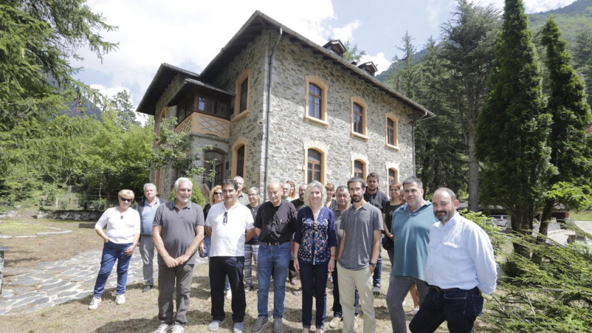 Foto de familia de los asistentes al acto que se celebró ayer en la casa Matter de La Torre de Capdella