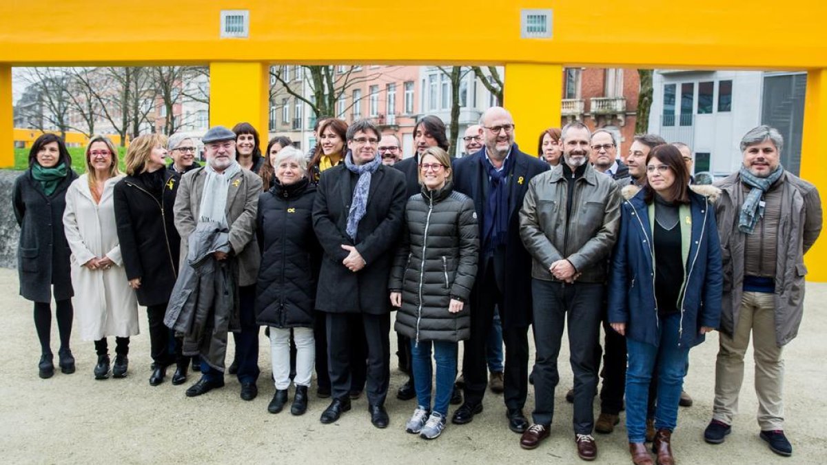 Carles Puigdemont, ahir a Brussel·les, acompanyat de diputats electes de Junts per Catalunya.