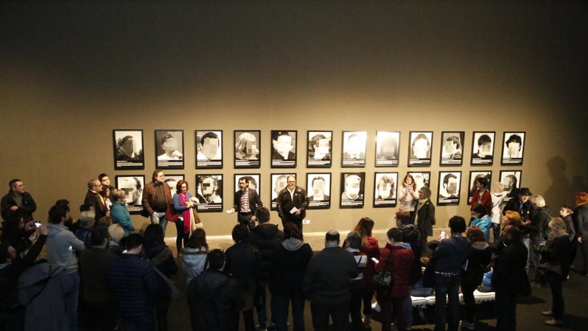 Visita ‘reivindicativa’ ayer en el Museu de Lleida a la exposición de fotos del artista Santiago Sierra.