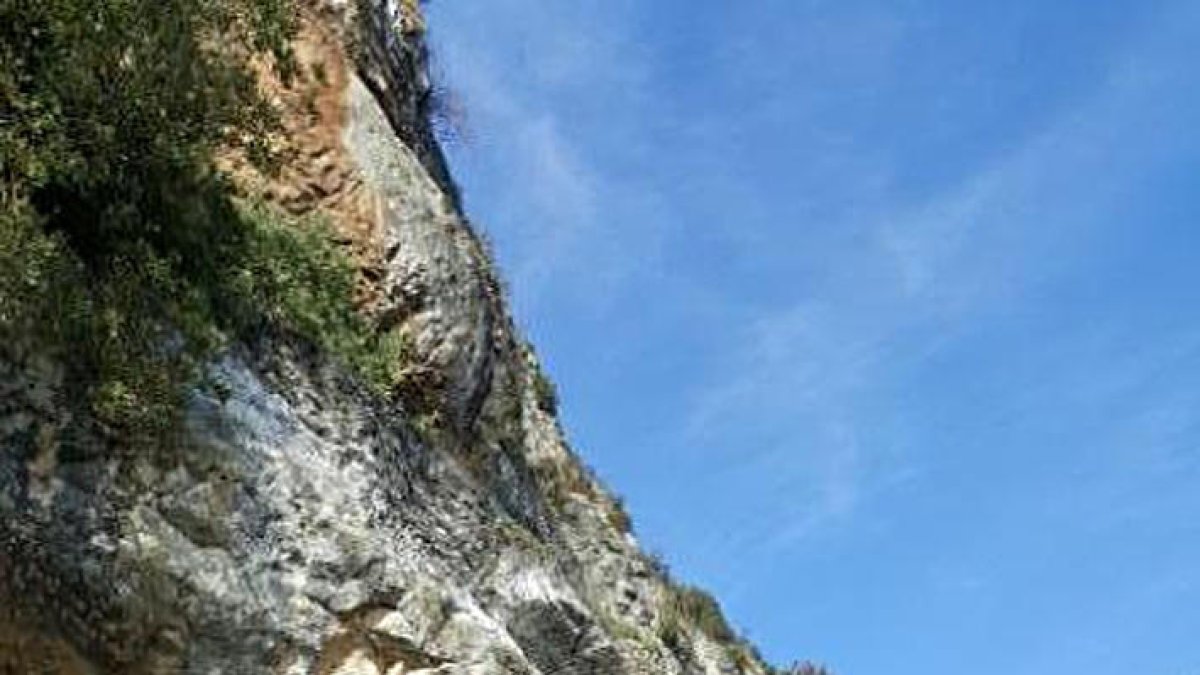 El front rocós a l’accés al santuari de Salgar, a Foradada.