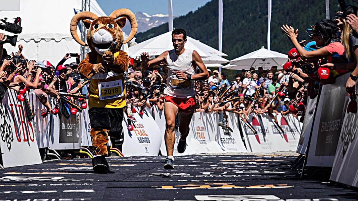 Kilian Jornet cruzó la línea de meta en Zinal con un minuto y medio de ventaja sobre el segundo clasificado, Rob Simpson.