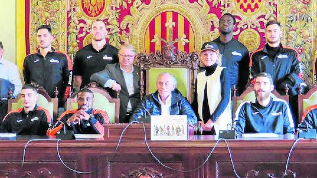 Jugadores, técnicos y directivos del Força Lleida visitaron ayer la Paeria y otros enclaves de la ciudad, como la Catedral y la Seu Vella.
