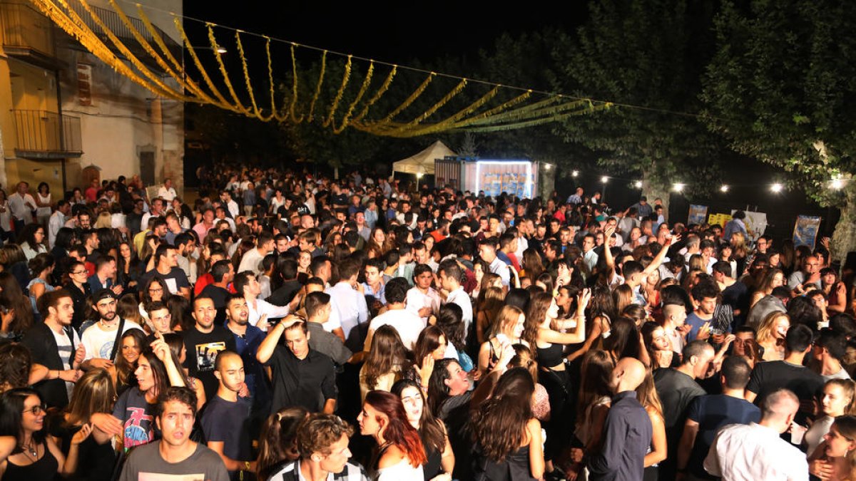 Prop de cinc-centes persones van gaudir de la revetlla musical de Figuerola d’Orcau dissabte a la nit.