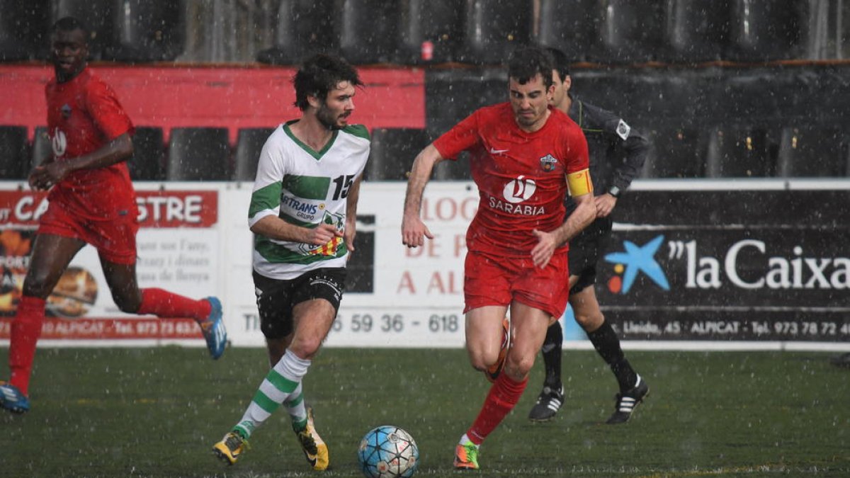 El capità de l’Alpicat perseguint un rival del Sants que porta la pilota, ahir durant el partit.