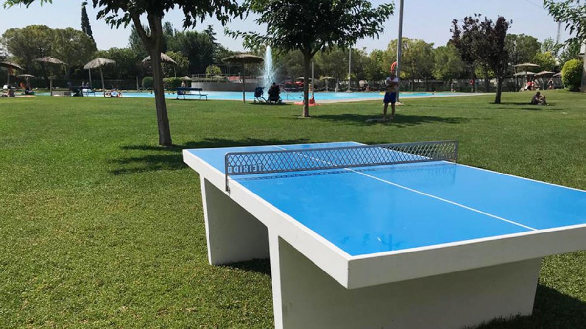 La taula instal·lada al recinte de les piscines municipals.