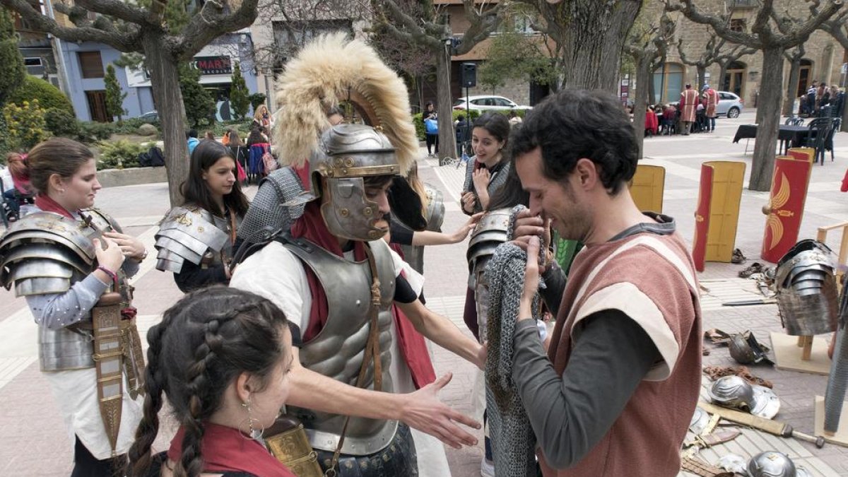Els alumnes es van vestir amb la indumentària de les legions al congrés d’ahir a Guissona.