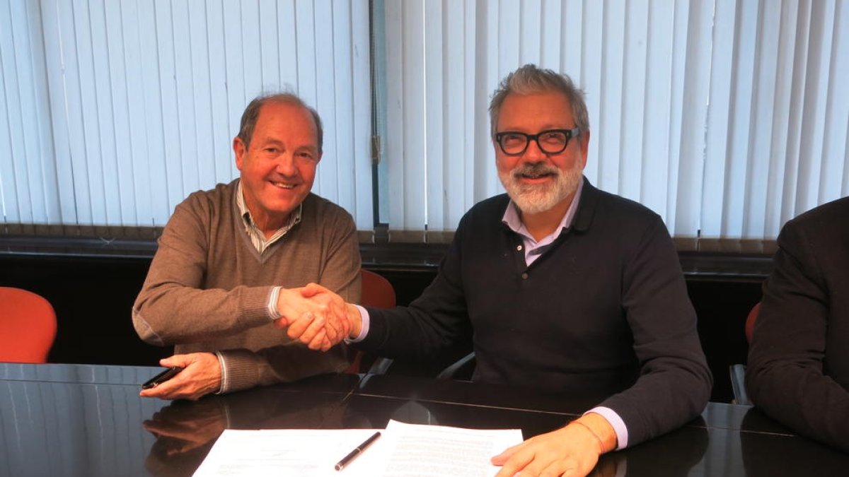 La firma de la recepció de la gestió de l’enllumenat al CIM.
