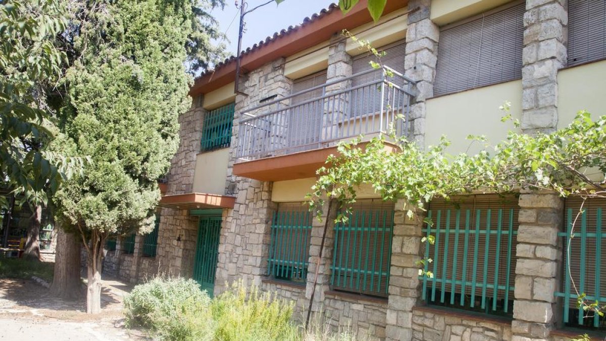 Les finestres són dels anys seixanta i no aïllen correctament.