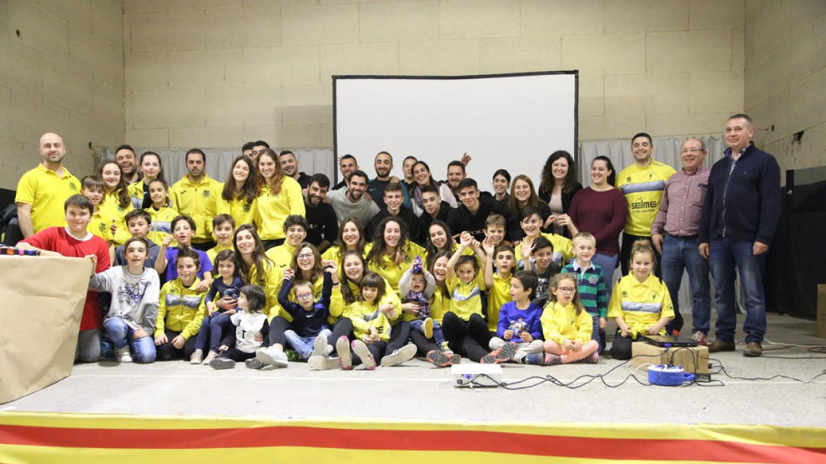 Les jugadores del Vila-sana, ahir durant l’homenatge que van rebre a l’ajuntament.