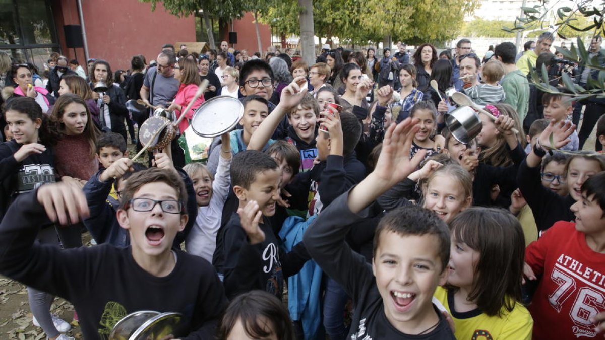 El colegio Frederic Godàs aprovechó la celebración de la castañada para protestar contra el decreto de los comedores escolares.