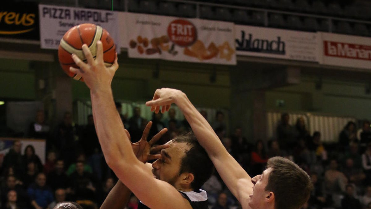 Atoumane Diagne comet falta sobre Mike Karena en un rebot.