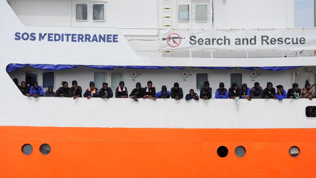 Immigrants rescatats al Mediterrani per l’embarcació ‘Aquarius’.