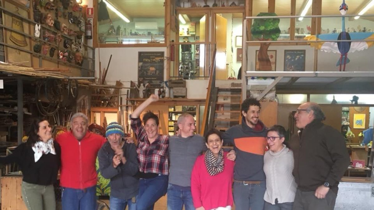 La companyia de Binèfar, ahir al conèixer la concessió de la medalla.