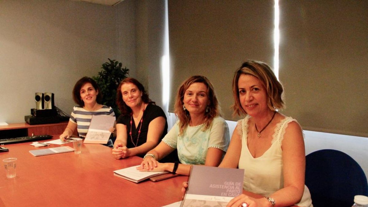 Un moment de la presentació de la guia d’assistència al part a casa, ahir a Lleida.