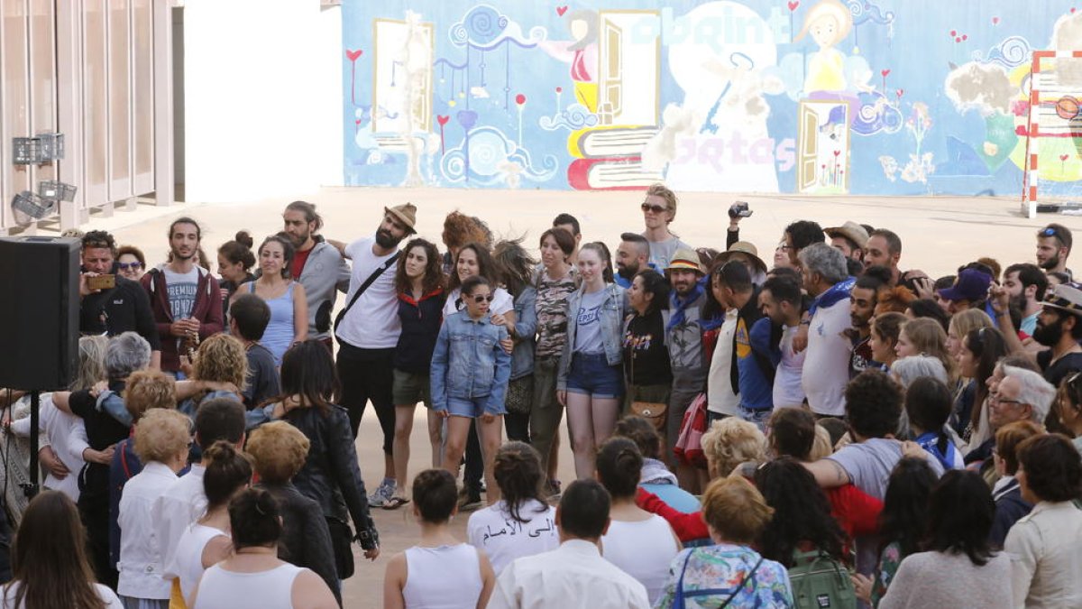 Los peregrinos y los asisitentes comparten tradiciones y vivencias en el patio del colegio Maristes.