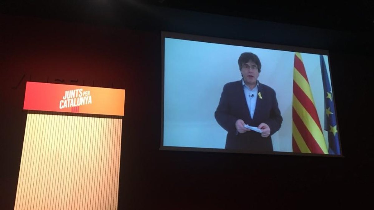 Carles Puigdemont, durant la seua intervenció en una reunió de JxCat a Vilafranca del Penedès, ahir.