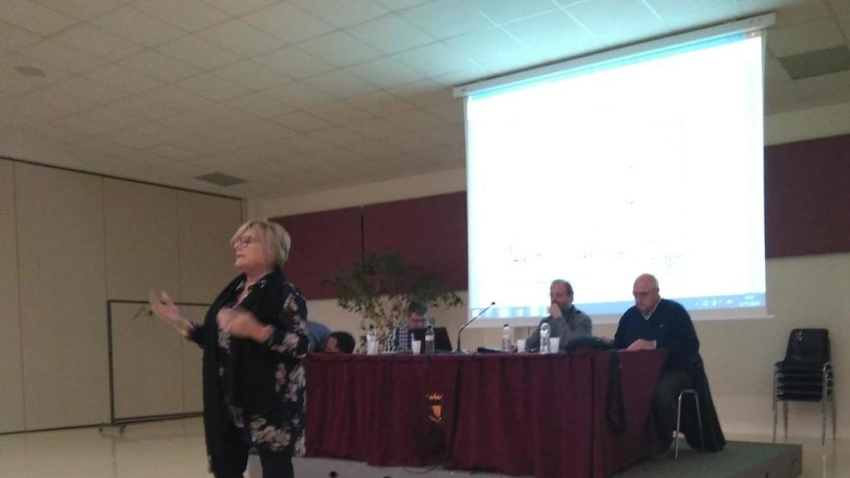 Moment de la reunió a Almenar amb pares i veïns.