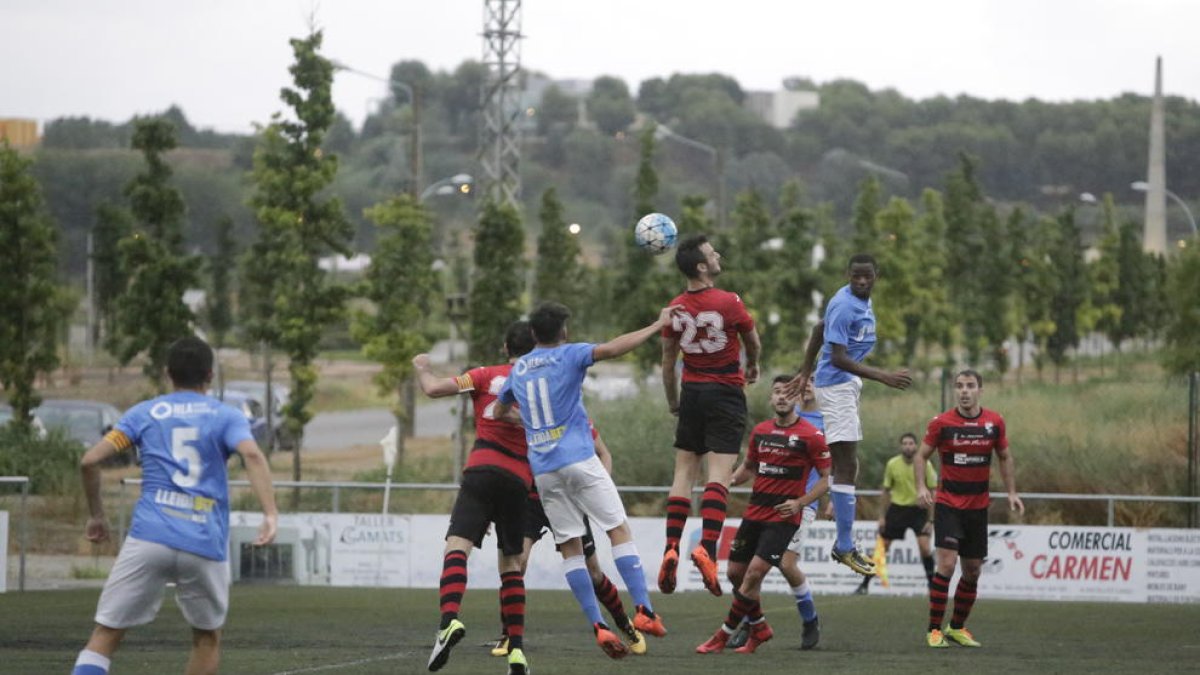 El equipo de Almacelles se aclimató mejor el campo mojado.