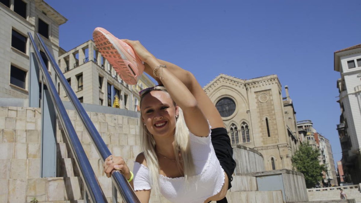 Adelina Fominykh ayer en la Plaza Sant Joan donde reivindicó un local para que entrene su club.
