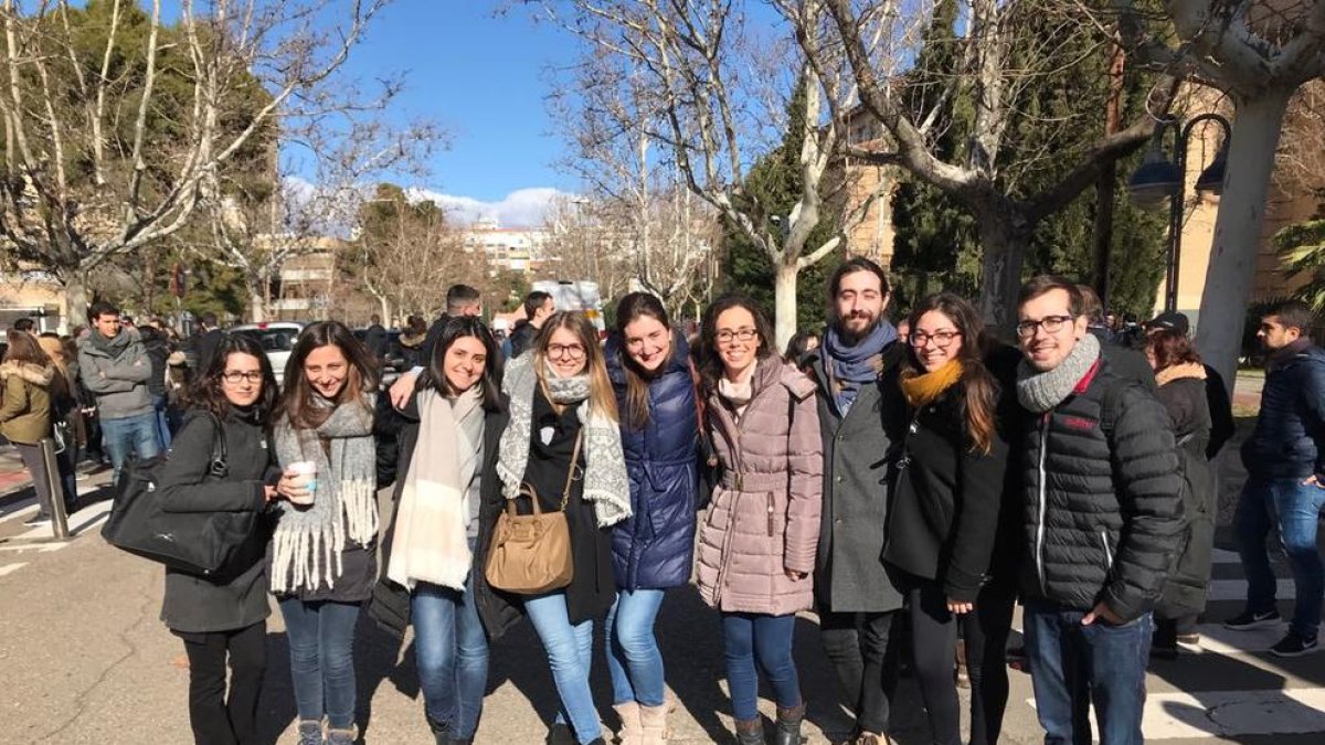 Un grup de graduats de Medicina de la UdL, ahir poc abans de l'examen a Saragossa.