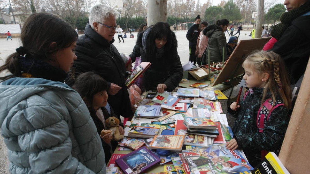 Manualidades y libros solidarios en el Pràctiques II - Los alumnos del colegio Pràctiques II de Lleida instalaron ayer una parada en la que vendieron manualidades confeccionadas en el aula, así como libros, juguetes y material educativo. Decen ...