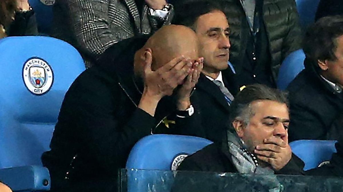 Guardiola es mostra abatut a la grada, al costat de Manel Estiarte, després de ser expulsat.