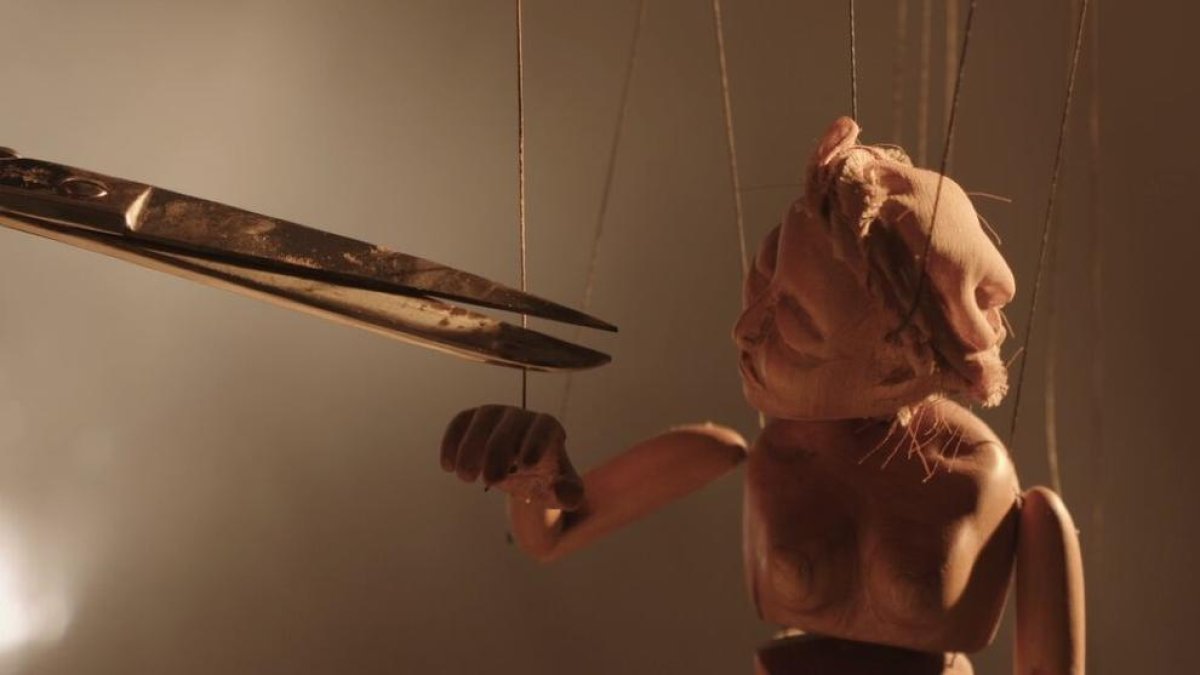 Una marioneta representa a las mujeres que sufren maltrato dentro de la pareja.