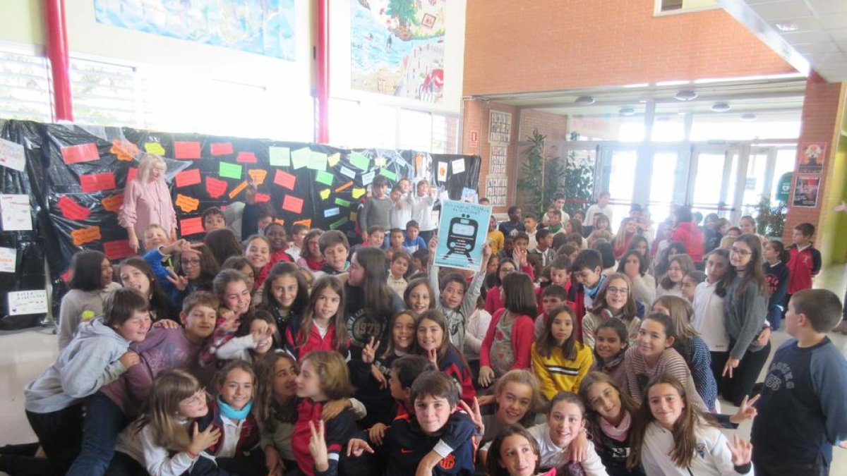 Imagen de familia de uno de los grupos que acudió a la presentación en la escuela Doctor Serés.
