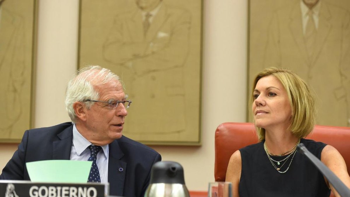 Josep Borrell y María Dolores de Cospedal, ayer.